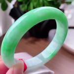 飘阳绿正装翡翠手镯